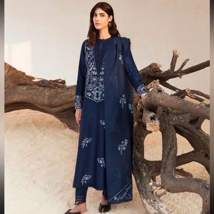 Republic Womenswear Basic Pret Size Medium